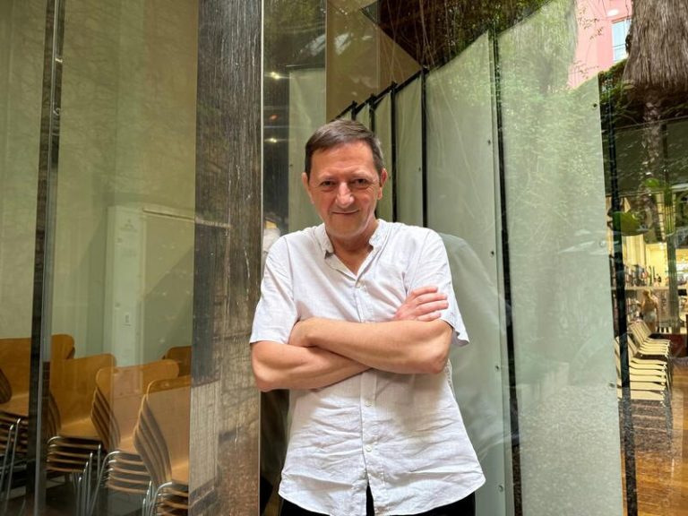 Martínez de Pisón comparte su trayectoria literaria y vivencias familiares en ‘Ropa de casa’