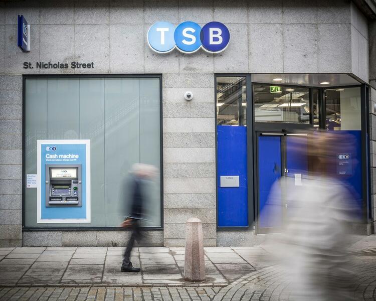 Sabadell explora dos emisiones de deuda en libras, una de ellas para TSB