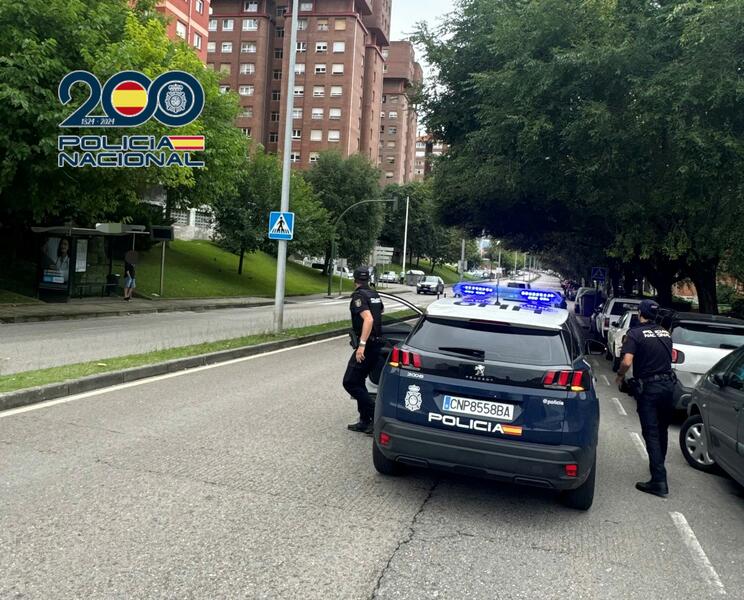 La Policía logra detener a tiempo la caída de adolescente desde un 8º piso en Cazoña, Santander
