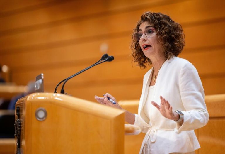 Montero asegura servicios parecidos si las CCAA hacen «un esfuerzo fiscal» y ve solidario el cupo catalán