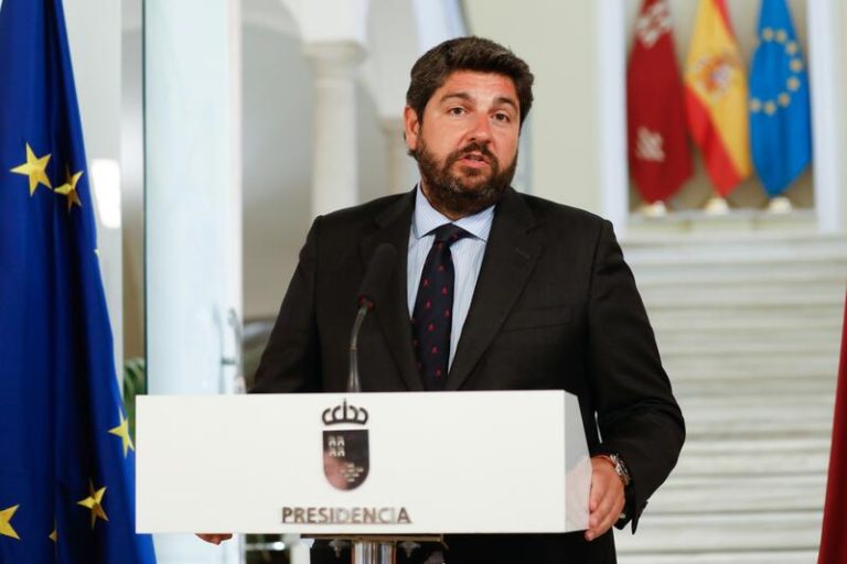 López Miras, listo para reunirse con Sánchez y abordar asuntos murcianos: «Ansioso por su llamada»