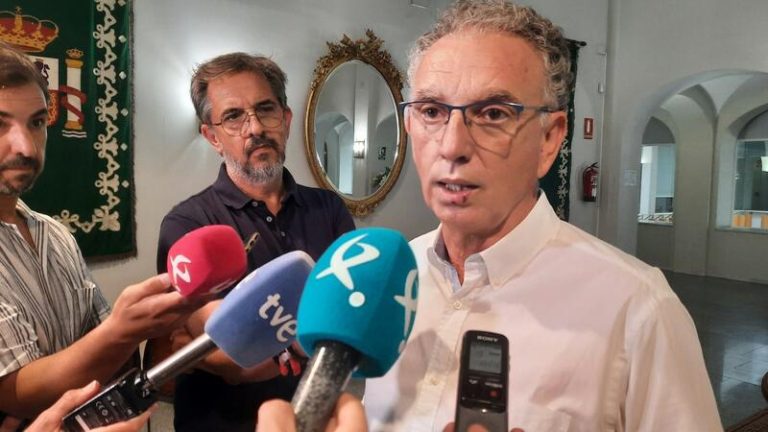 Permiten la protesta por la entrega de las Medallas de Extremadura con el grito ‘Salvemos nuestro hogar’