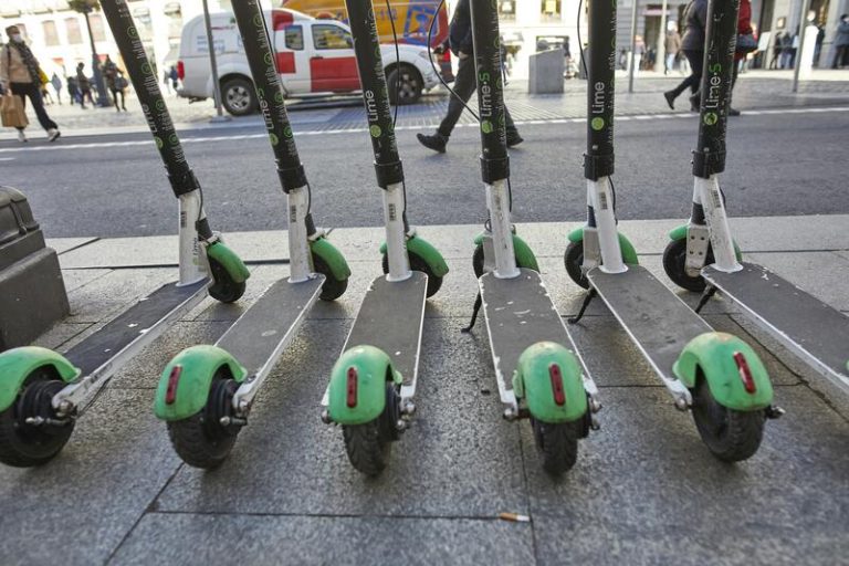 Madrid da una patada a 6.000 patinetes: la urbe elimina la circulación de estos aparatos en sus calles