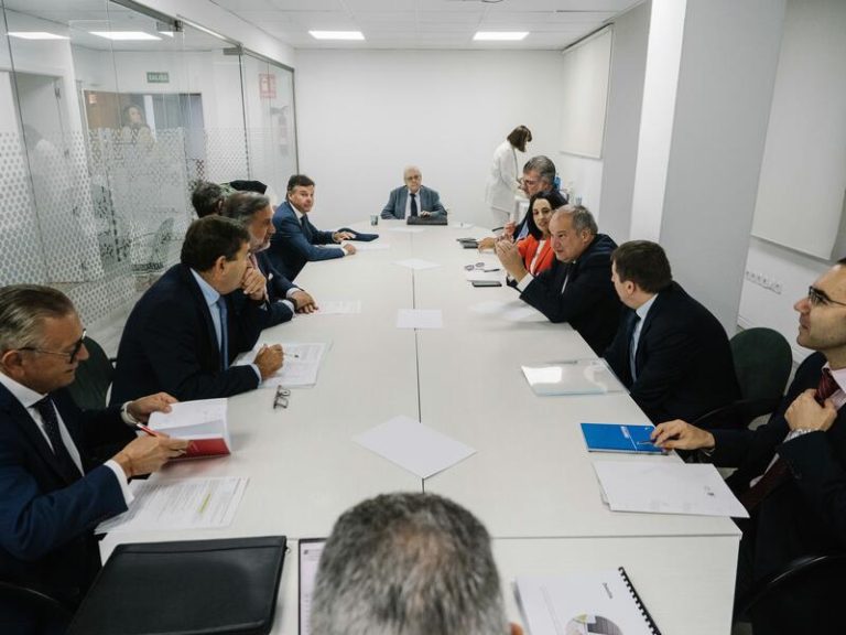 Hereu recuerda el «papel» del Perte de Descarbonización Industrial a representantes de la industria textil