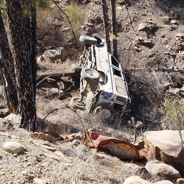Impactante accidente en Gran Canaria: Coche se despeña desde 15 metros dejando a dos heridos