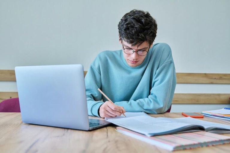 La inteligencia artificial seduce a la juventud, pero los métodos clásicos de enseñanza siguen vigentes