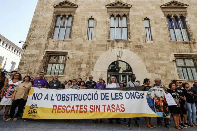 C. Valenciana exige poner fin a los cobros abusivos a embarcaciones de salvamento de inmigrantes
