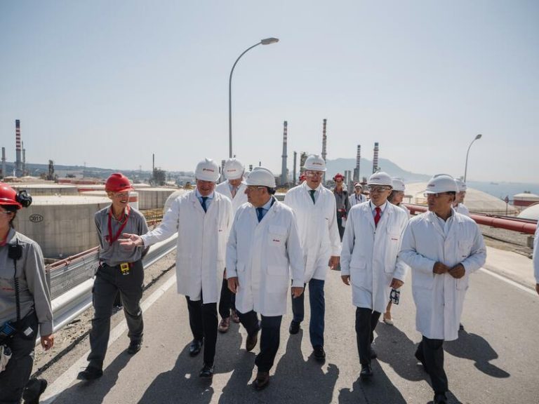 Hereu visita los proyectos de Cepsa en San Roque, «de los mayores a nivel europeo en transición energética»