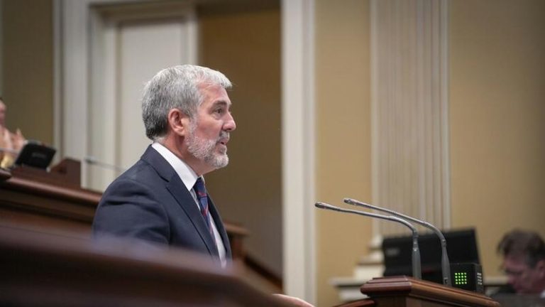 Clavijo carga contra el Gobierno por la crisis migratoria y exige que se «siente» con PP y Junts