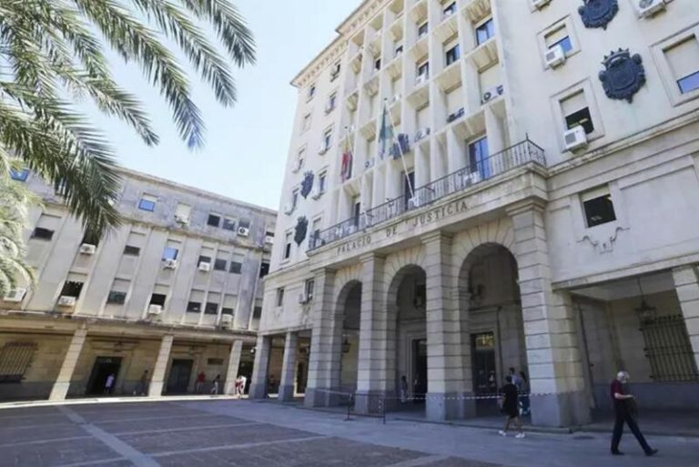 Piden 8 años de prisión a una mujer por atar a su novio a un sillón y apuñalarle en Villanueva