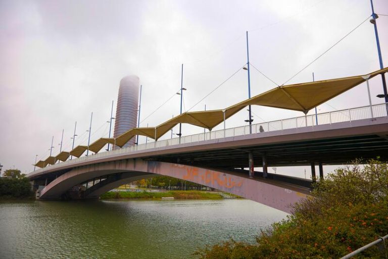 Encuentran el cadáver de una mujer en el tramo del río del puente del Cachorro