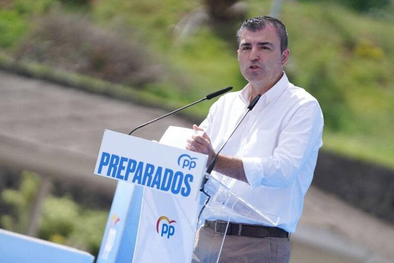 Domínguez suplica al Gobierno que no compare los «privilegios» que quiere para Cataluña con los «derechos» de Canarias