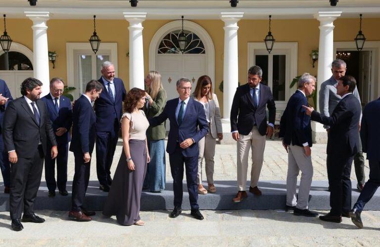 Feijóo invita a otros presidentes regionales del PP al almuerzo con sus ‘barones’ para hablar de temas como inmigración