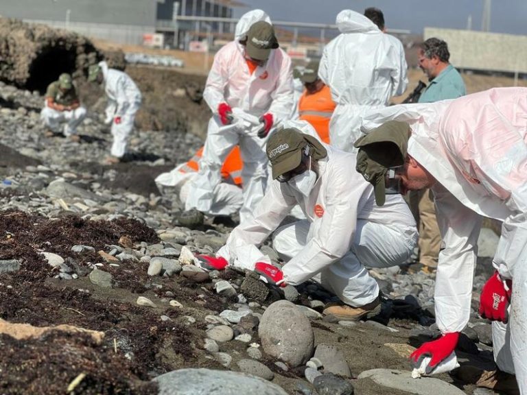 Avanzan las labores de limpieza en Gran Canaria tras el vertido de 1.800 litros de fueloil