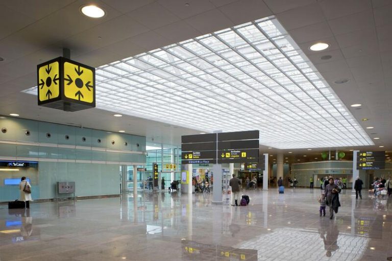 Volar en viernes 13 puede resultar hasta un 30% más barato, según Kayak