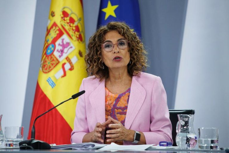 Montero dice que seguirán explorando nuevas subidas de impuestos para los que tienen más capacidad económica