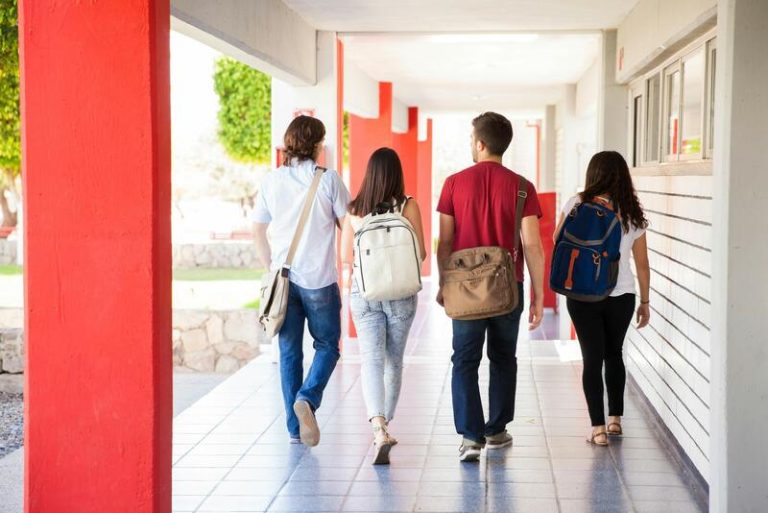 Cuando la familia aprieta, la ley se relaja: Estudio revela que 3 de cada 4 jóvenes romperían las normas por ayudar a los suyos