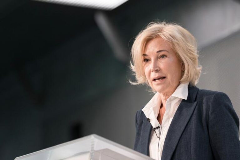 María Dolores Dancausa invierte casi 250.000 euros en acciones de Puig