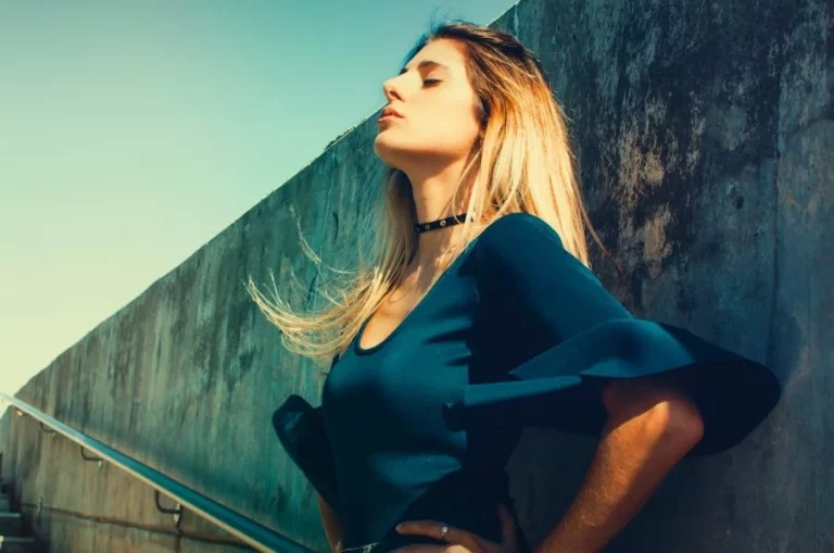 6 vestidos de Mango que disimulan brazos y serán tendencia en otoño