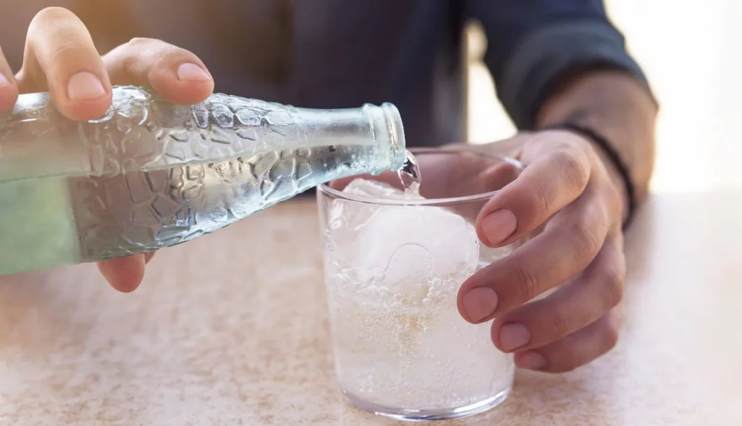 ¿El agua con gas acelera el metabolismo?