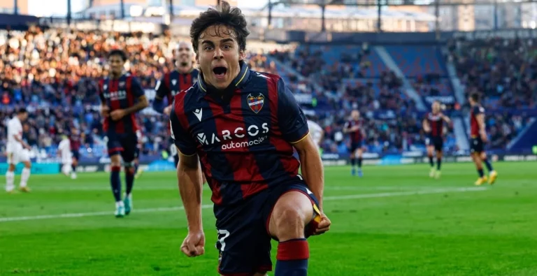 Carlos Álvarez avisa al Sevilla FC: ofertón de un rival directo