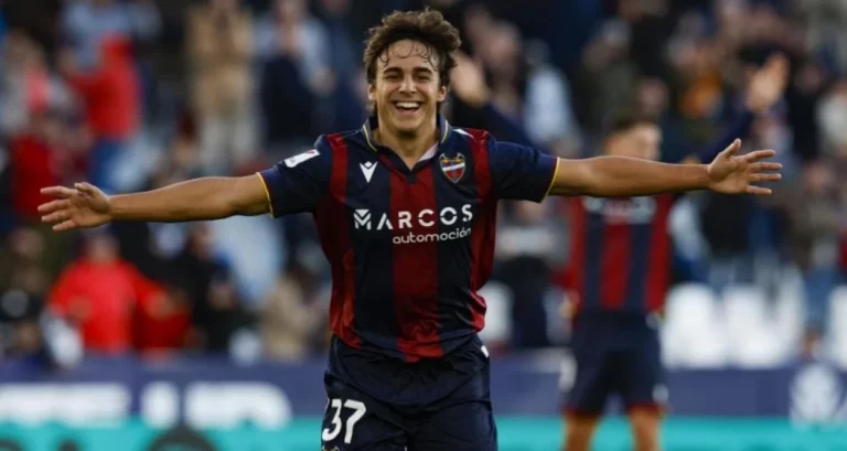 Carlos Álvarez retrata al Sevilla FC tras subir al Levante UD a LaLiga EA Sports