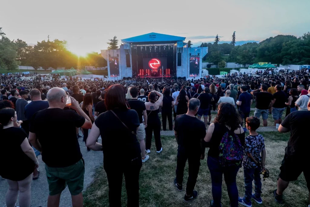 Los Vecinos Del Parque Enrique Tierno Galván Luchan Contra La Noria Tras Los Conciertos 1 Europapress 6033377 Cientos Personas Concierto Banda Evanescence Festival Alma Occident Madrid