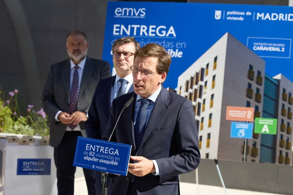 Colectivos De Madrid Aprovechan Las Fiestas De La Hispanidad Para Protestar Por La Vivienda 1 Europapress 6199473 Alcalde Madrid Jose Luis Martinez Almeida Interviene Entrega Llaves 82