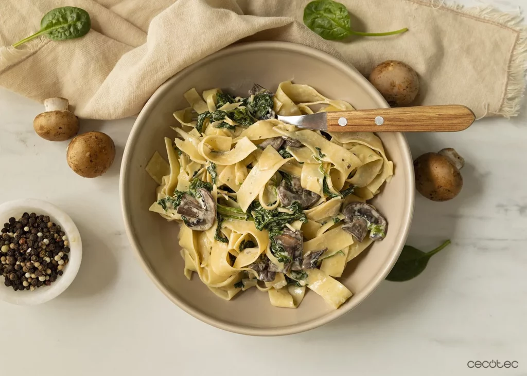 Fettuccini Con Champiñones Y Espinacas