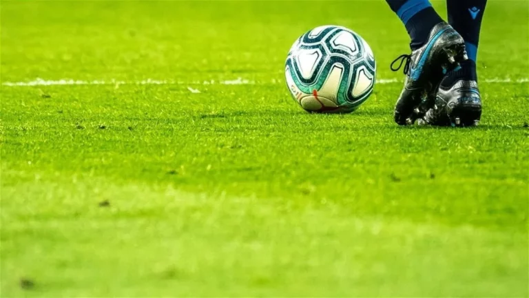 La lucha contra el fútbol pirata: ¿Pueden multarte por ver partidos a través de plataformas ilegales?