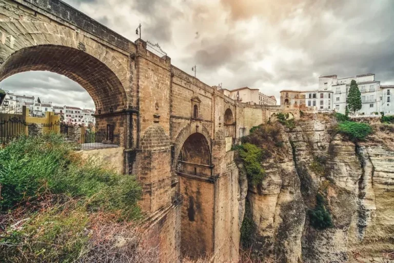 Los encantos ocultos de este rincón de Málaga: la cueva del gato y las puertas secretas