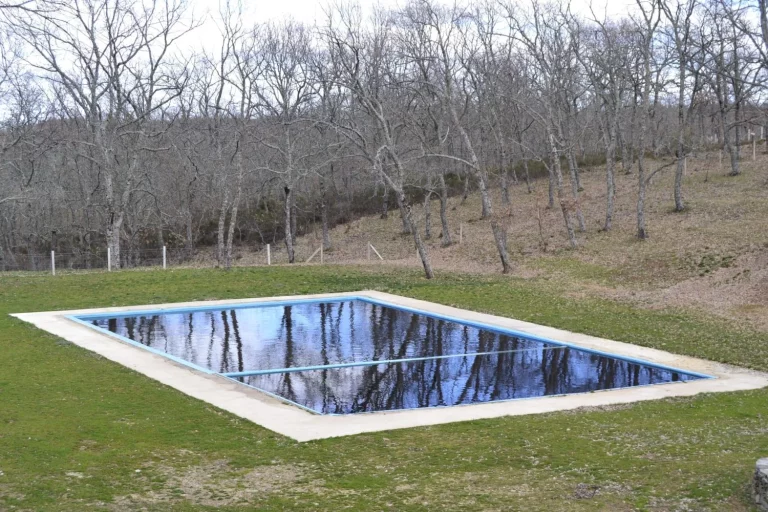 Muy cerquita de Salamanca está este precioso estanque natural con aguas turquesas