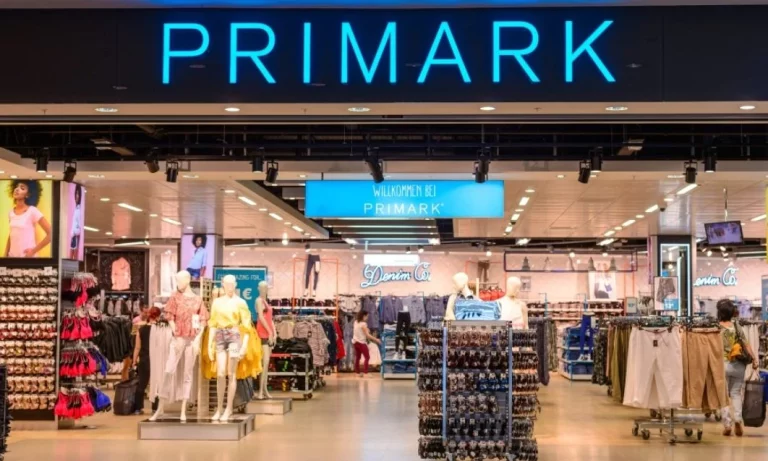 Ropa barata y elegante de Primark para otoño: gabardina, falda plisada, zuecos y bolsos