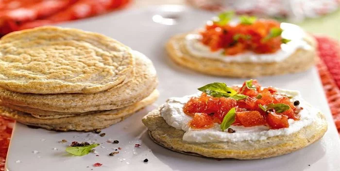 Tortitas de avena con requesón y tomate