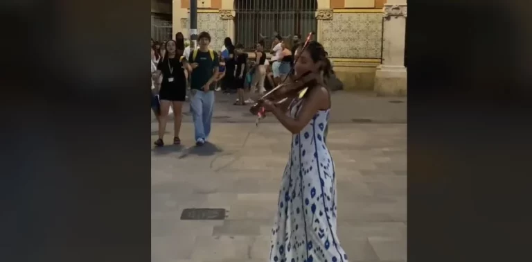 La impagable reacción de unos italianos al ver a una chica tocar ‘Bella Ciao’ a violín en Valencia