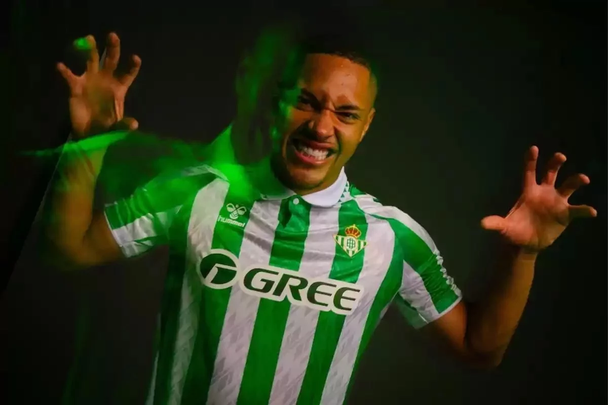 Vitor Roque tiene el primer gran lío en el Betis