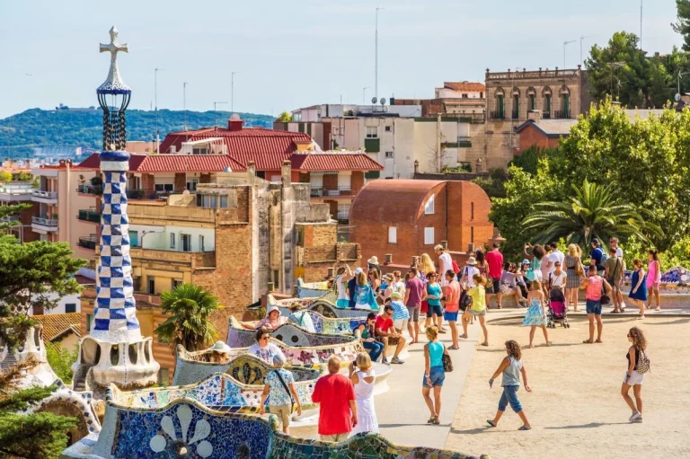 La Cámara de Barcelona tilda de «simple y populista» vincular turismo y problema de vivienda