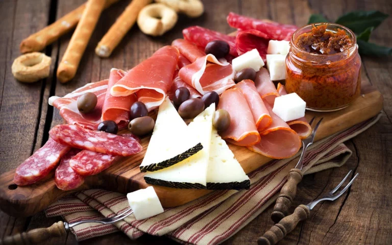 Jamón cocido, pavo, pollo… La OCU elige los embutidos más saludables del supermercado