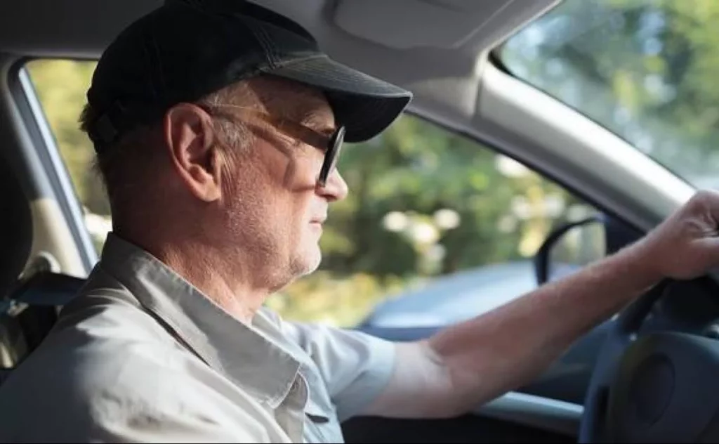 La Dgt Puede Meterte Una Buena Multa Por Llevar Estas Prendas Y Accesorios Al Volante 81 Conducción Segura: Más Allá De Gafas Y Calzado