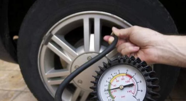 Cómo revisar la presión de los neumáticos: Un paso sencillo para evitar accidentes