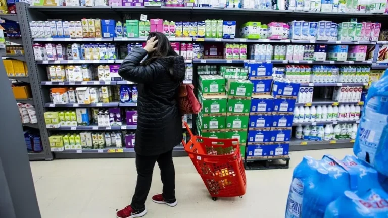 Que no te engañen: la OCU señala al producto que más ha subido de precio en los supermercados