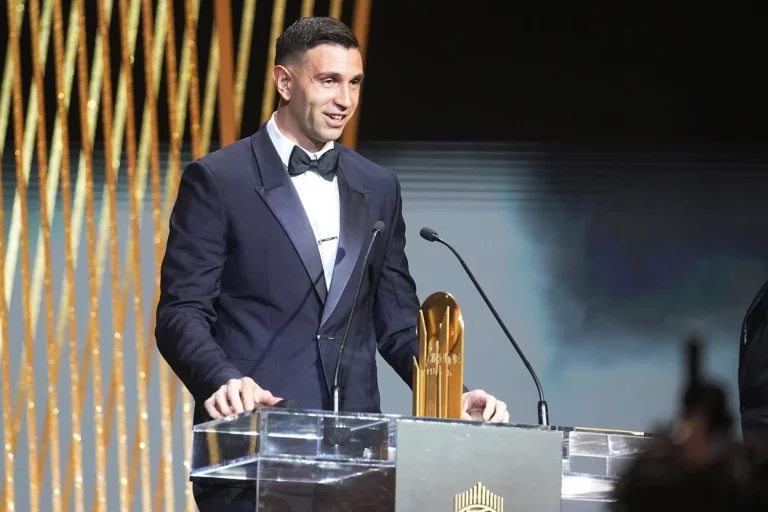 El Dibu Martínez y la UEFA encienden al Athletic
