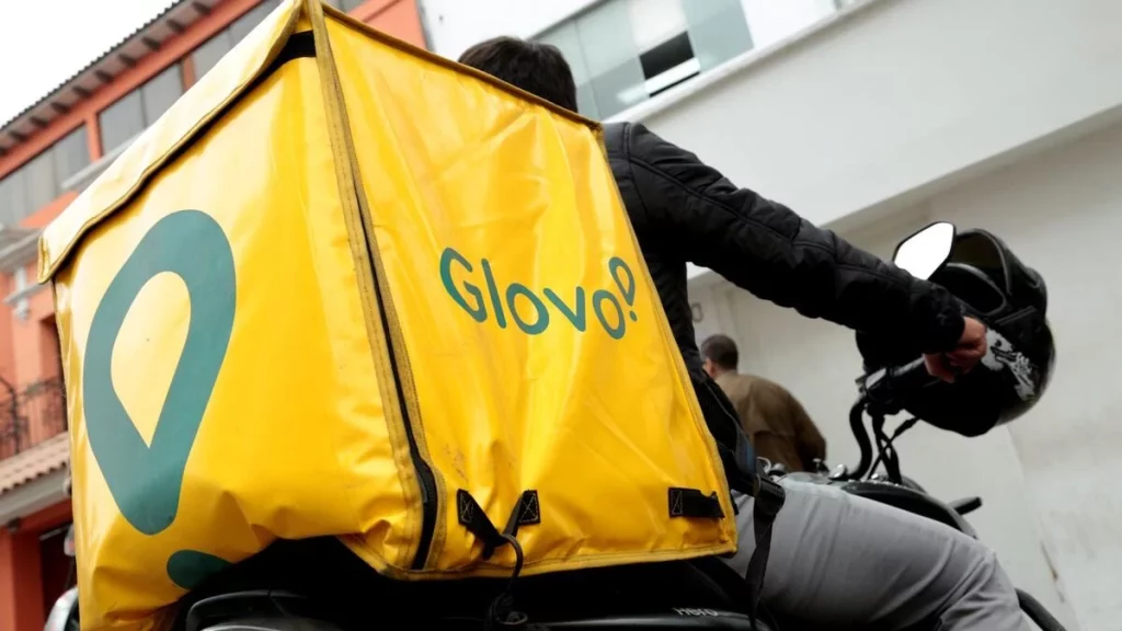 Acalorada discusión entre un repartidor de Glovo y un cliente tras negarse a subir la comida al quinto piso 98 El cliente baja molesto a recoger su pedido