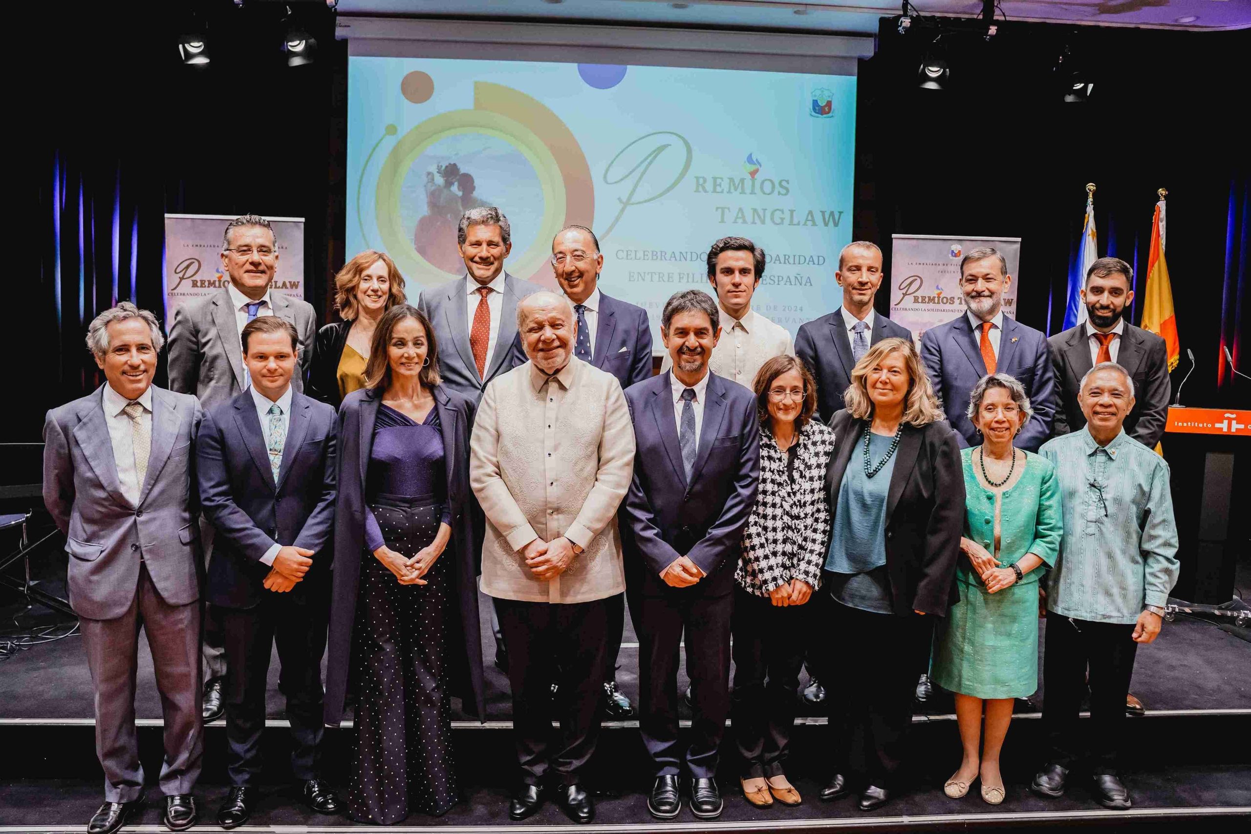 Embajador De Filipinas Philippe J. Lhuillier Con Todos Los Galardonados En Los Premios Tanglaw Baja 1 1 Scaled