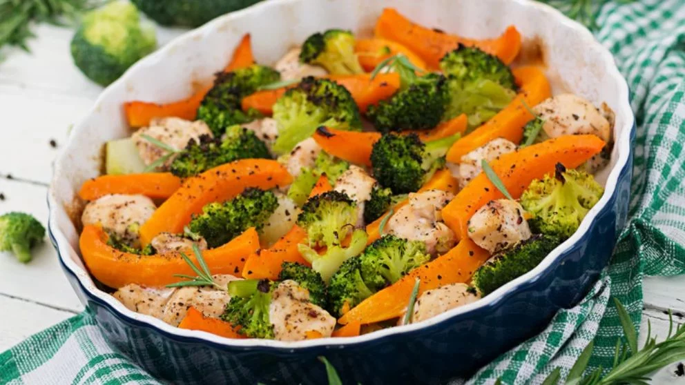 Ensalada de brócoli, calabaza asada y pistachos