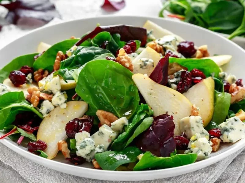 Ensalada de canónigos con pera y granada
