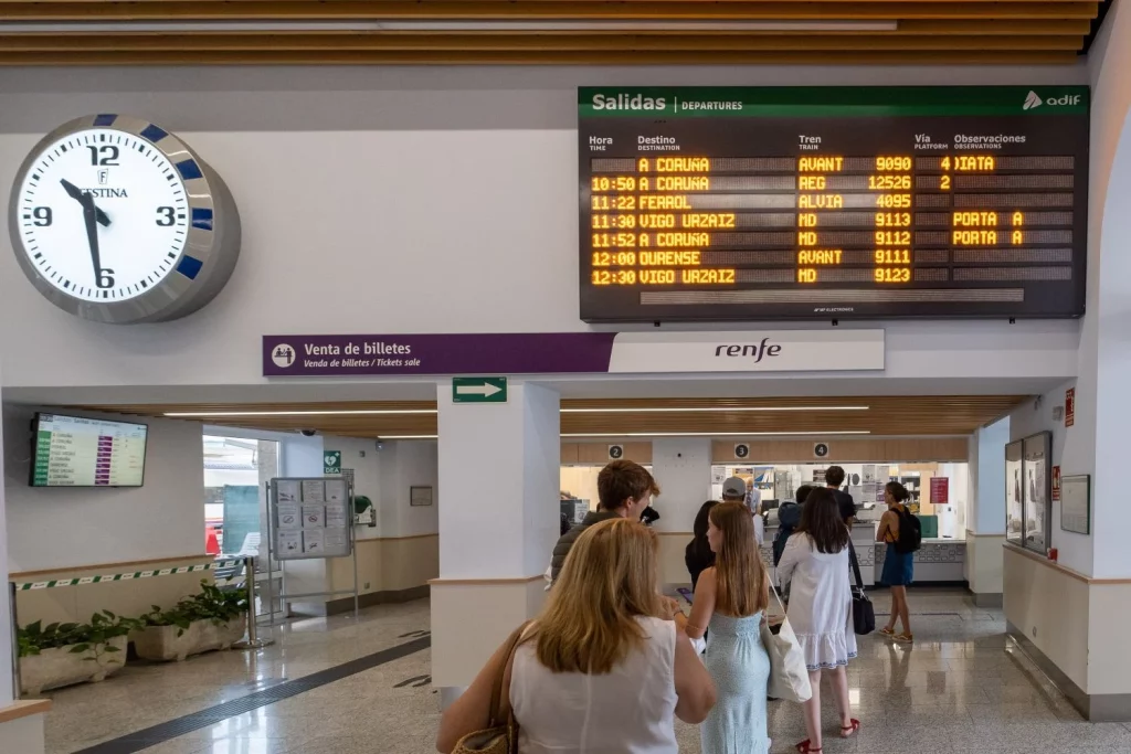 La Tasas De Ahorro De Las Familias Españolas Se Mantiene Pese A La Crisis 1 Europapress 4640294 Varias Personas Hacen Cola Adquirir Abono Gratuito Estacion Trenes 24