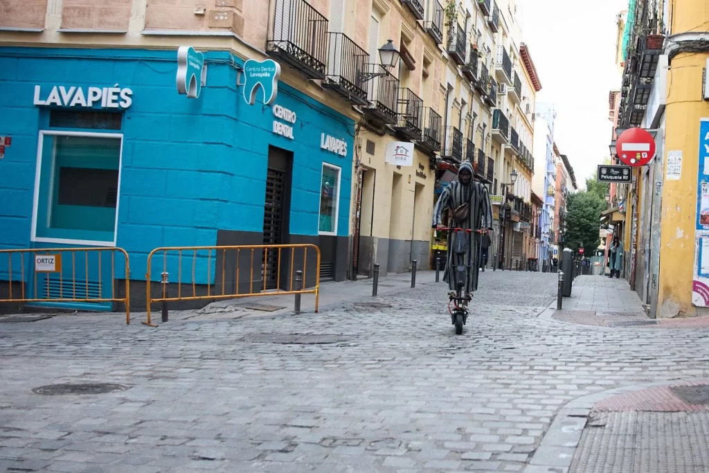 El 'Sindicato De Inquilinos' Aplica En Lavapiés La Estrategia De Las Pah 1 Europapress 4763158 Hombre Bicicleta Pasa Junto Centro Dental Lavapies 22 Octubre 2022 Barrio