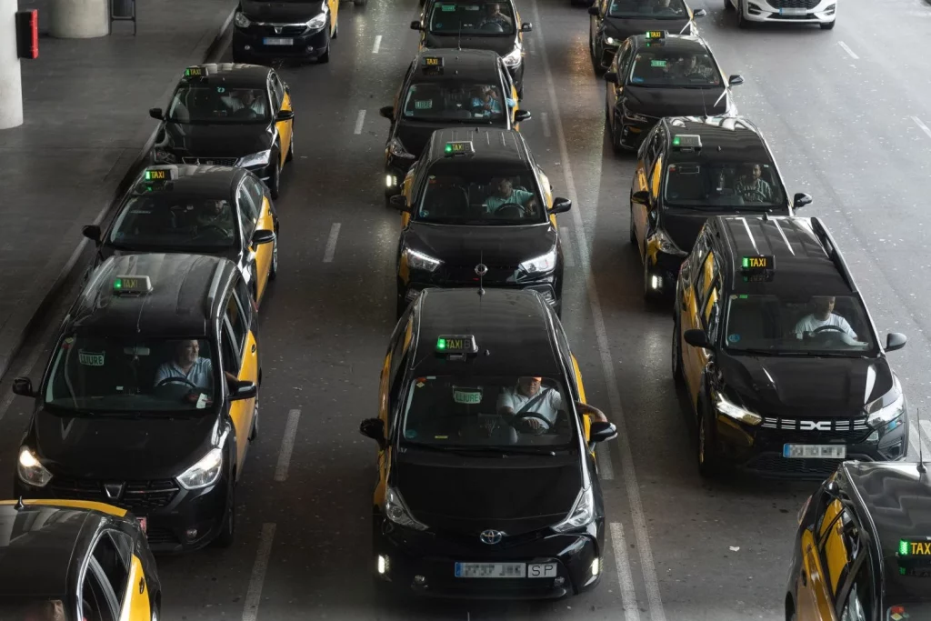 Los Taxistas De Barcelona Piden Un Aumento En Su Tarifa Para Cubrir Los Costes Del Trabajo 1 Europapress 6059171 Varios Taxis Primer Dia Protestas Elite Taxi Aeropuerto Prat Barcelona 28 2