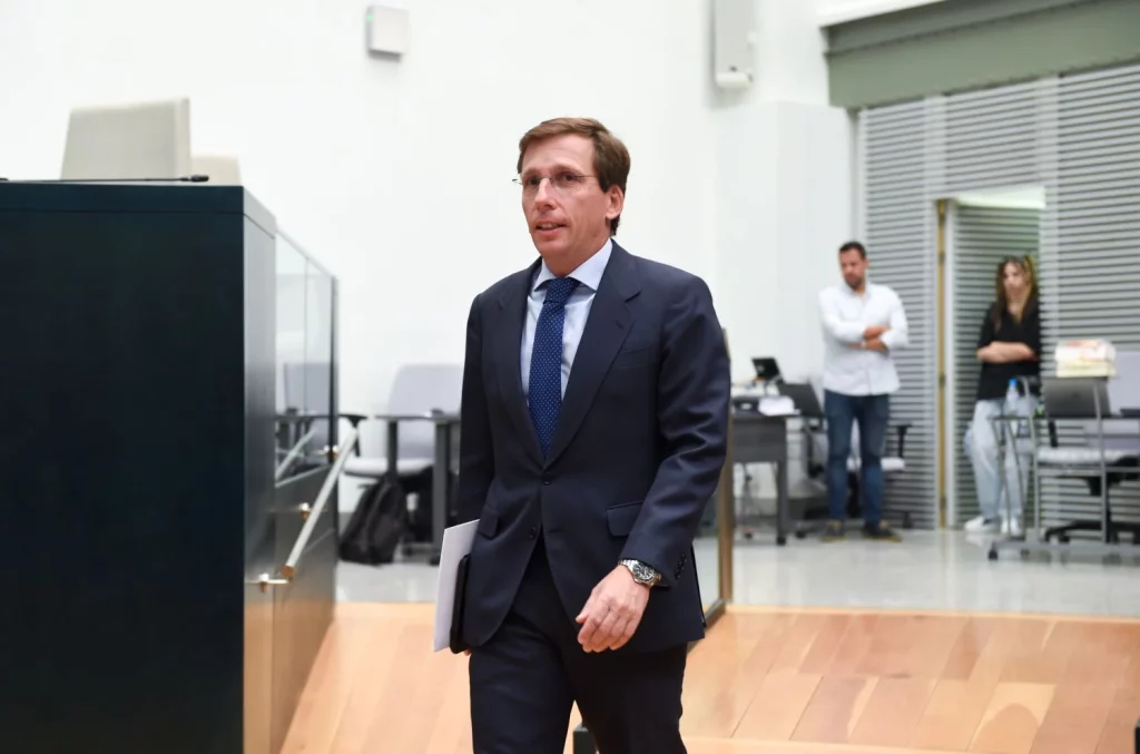 La Nueva Ordenanza De La Zbe Preocupa A Los Conductores De Madrid 2 Europapress 6231819 Alcalde Madrid Jose Luis Martinez Almeida Llega Pleno Ayuntamiento Madrid